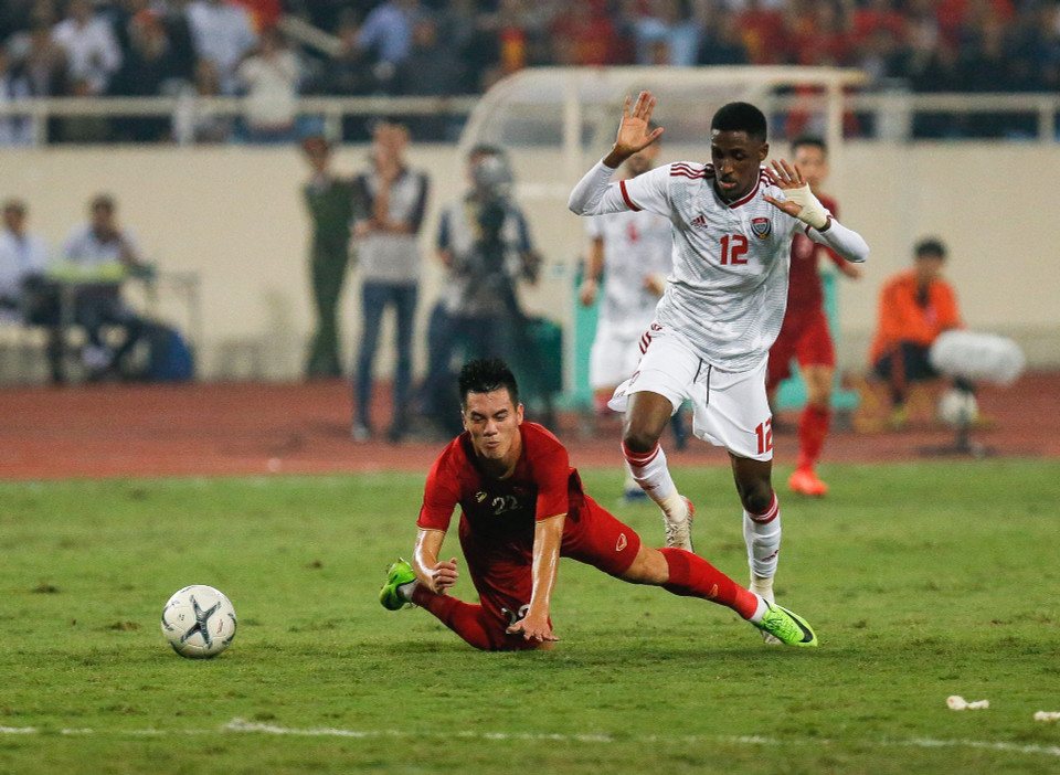 El partido, disputado en el estado nacional de My Dinh, en Hanoi, comenzó bastante equilibrado hasta el minuto 39 cuando el defensa Khalifa Al Hammadi de EAU fue expulsado al recibir una tarjeta roja directa. (Fuente: VNA)