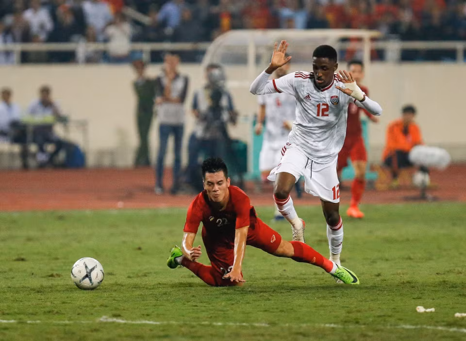 El partido, disputado en el estado nacional de My Dinh, en Hanoi, comenzó bastante equilibrado hasta el minuto 39 cuando el defensa Khalifa Al Hammadi de EAU fue expulsado al recibir una tarjeta roja directa. (Fuente: VNA)