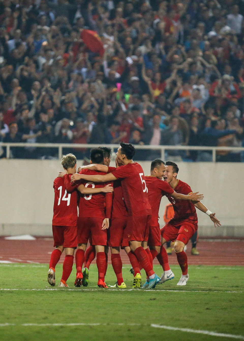 El conjunto del entrenador surcoreano Park Hang-seo cuajó un partido completo y consiguió su segunda victoria consecutiva como local para dar una inmensa alegría a los fanáticos. (Fuente: VNA)