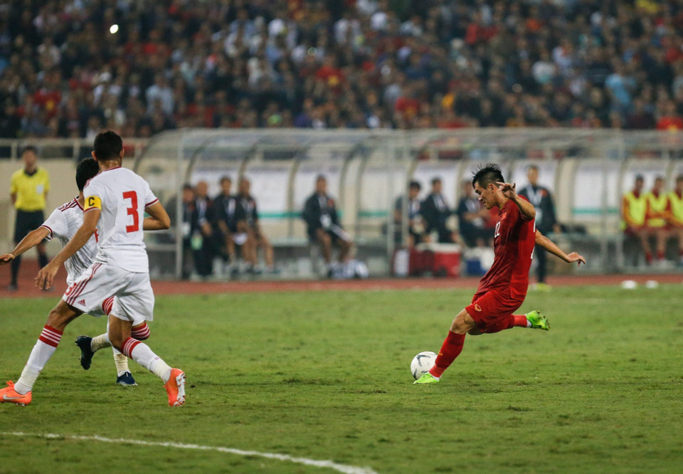 El partido, disputado en el estado nacional de My Dinh, en Hanoi, comenzó bastante equilibrado hasta el minuto 39 cuando el defensa Khalifa Al Hammadi de EAU fue expulsado al recibir una tarjeta roja directa. (Fuente: VNA)