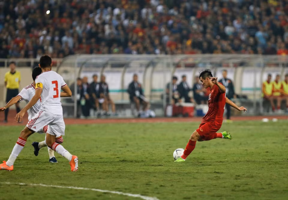 El partido, disputado en el estado nacional de My Dinh, en Hanoi, comenzó bastante equilibrado hasta el minuto 39 cuando el defensa Khalifa Al Hammadi de EAU fue expulsado al recibir una tarjeta roja directa. (Fuente: VNA)