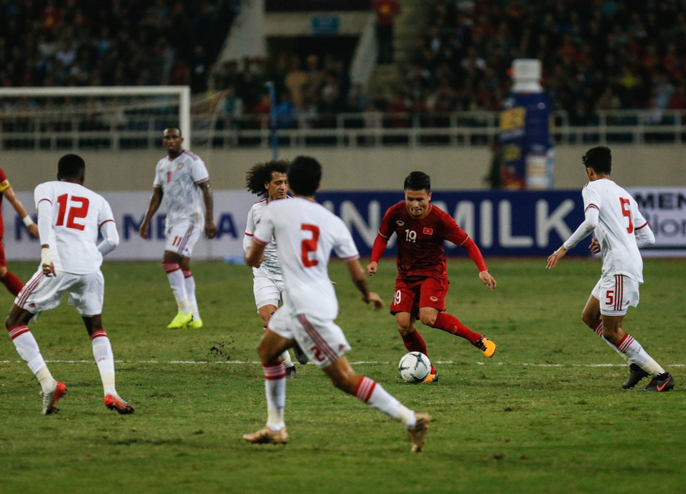 Con ventaja numérica, los jugadores vietnamitas lanzaron ataques sucesivos y obtuvieron éxito cuando Tien Linh logró perforar la portería rival con un gol de larga distancia en el minuto 44. (Fuente: VNA)