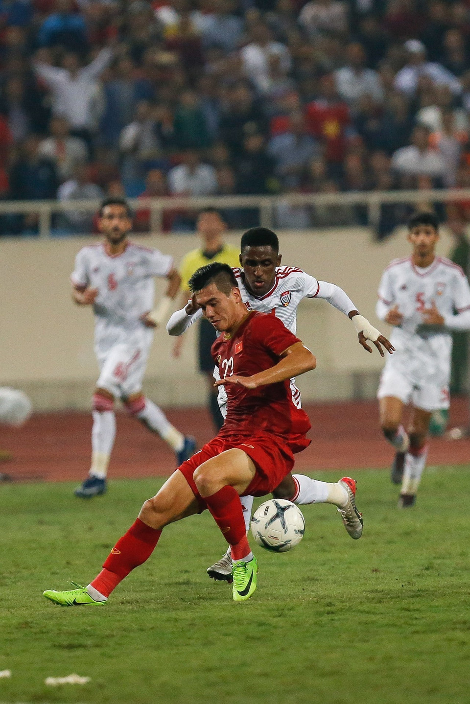 El partido, disputado en el estado nacional de My Dinh, en Hanoi, comenzó bastante equilibrado hasta el minuto 39 cuando el defensa Khalifa Al Hammadi de EAU fue expulsado al recibir una tarjeta roja directa. (Fuente: VNA)