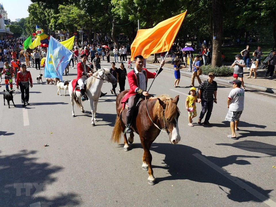 Artistas presentan en las calles en el antiguo casco de Hanoi. (Fuente: VNA)