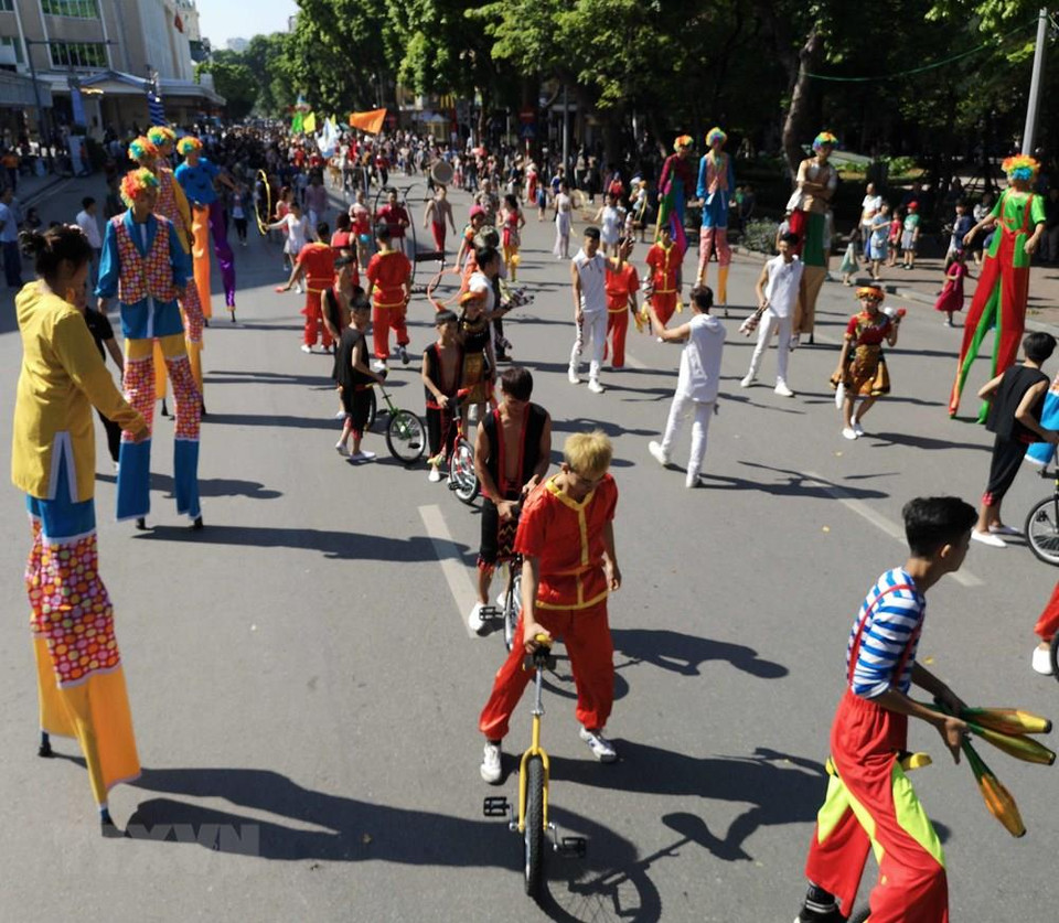 Artistas presentan en las calles en el antiguo casco de Hanoi. (Fuente: VNA)