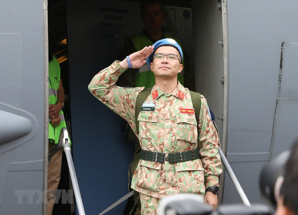 Un total de 29 oficiales, entre ellos dos mujeres, del segundo Hospital de Campaña de nivel dos de Vietnam partieron el 19 de noviembre hacia Sudán del Sur, para cumplir las misiones de mantenimiento de la paz de las Naciones Unidas en ese país. (Fuente: VNA)