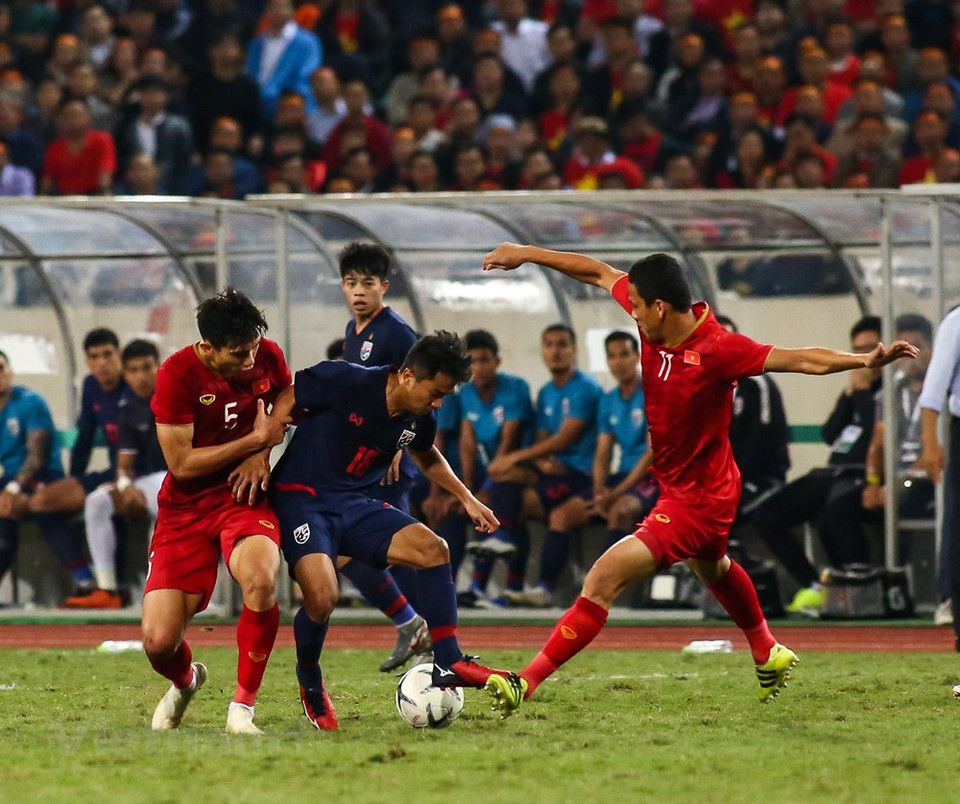 Tailandia se posiciona como tercero con ocho puntos, mientras que los Emiratos Árabes Unidos se queda con seis puntos y un partido menos, dejando muy apretada la clasificación para avanzar a la Copa Mundial de Qatar. (Fuente: Vietnam+)
