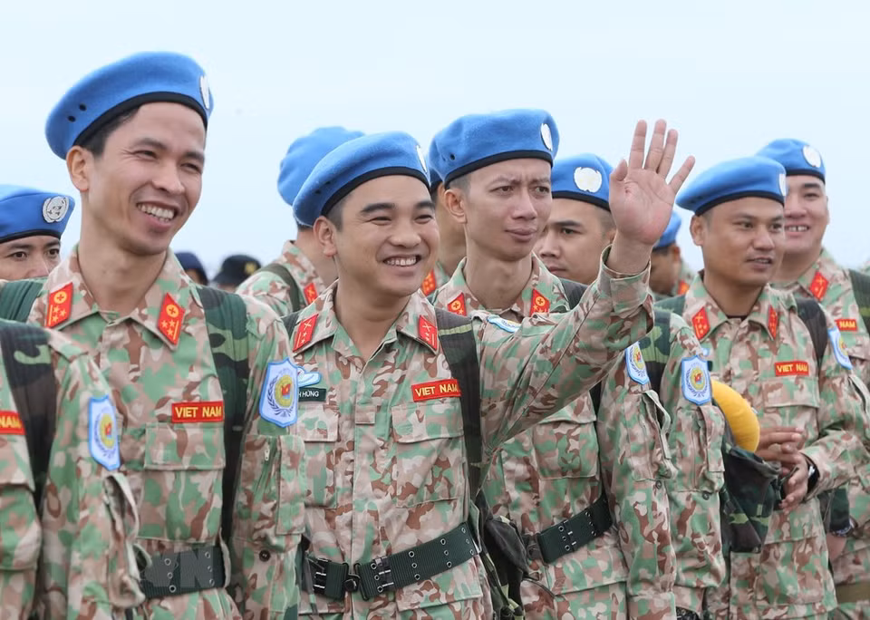Un total de 29 oficiales, entre ellos dos mujeres, del segundo Hospital de Campaña de nivel dos de Vietnam partieron el 19 de noviembre hacia Sudán del Sur, para cumplir las misiones de mantenimiento de la paz de las Naciones Unidas en ese país. (Fuente: VNA)