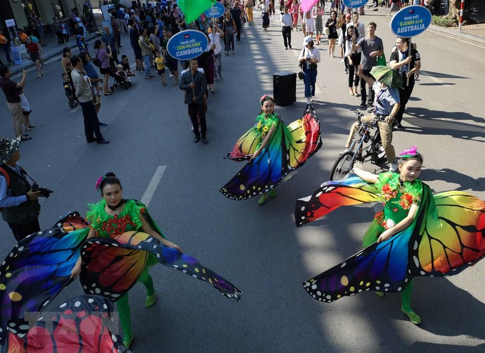 Artistas presentan en las calles en el antiguo casco de Hanoi. (Fuente: VNA)