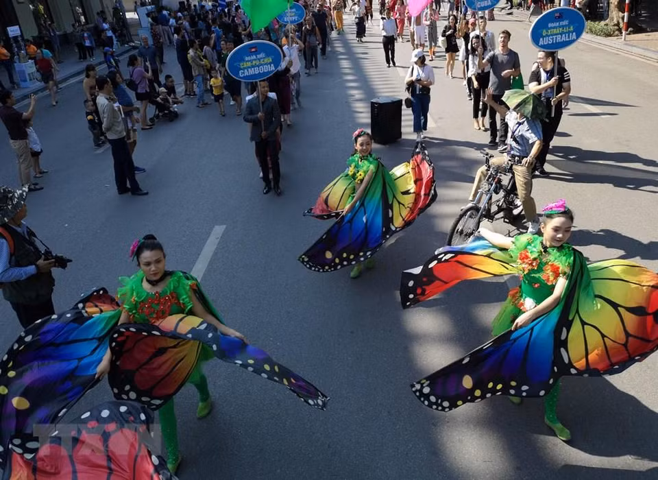 Artistas presentan en las calles en el antiguo casco de Hanoi. (Fuente: VNA)