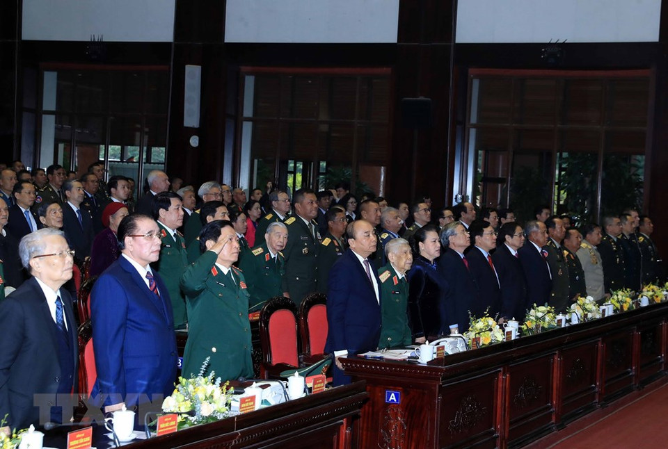 Primer ministro Nguyen Xuan Phuc, presidente de la Asamblea Nacional Nguyen Thi Kim Ngan, y miembro permanente del Secretariado del Partido Comunista de Vietnam, Tran Quoc Vuong, asistieron a la ceremonia conmemorativa. (Foto: VNA)