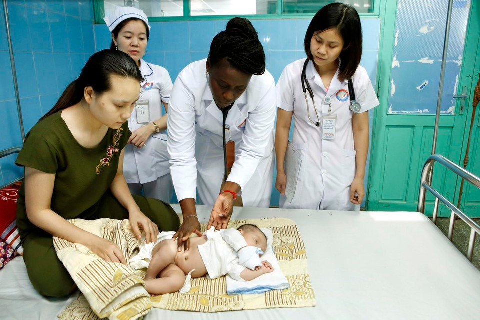 Los médicos cubanos participan en tratamientos de enfermos para mejorar la calidad de servicios sanitarios en la zona central del país. (Fuente: VNA)