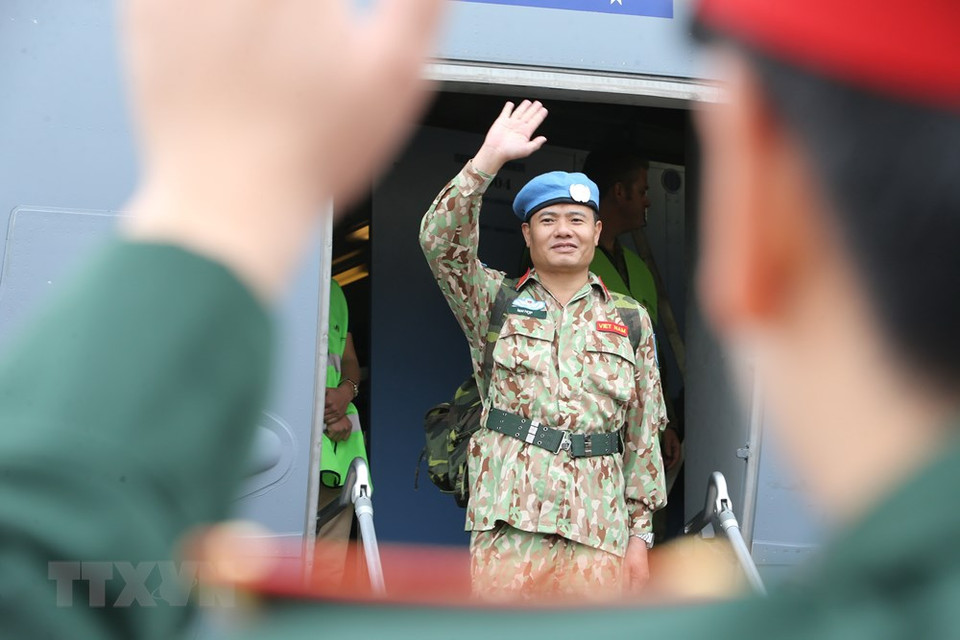 Un total de 29 oficiales, entre ellos dos mujeres, del segundo Hospital de Campaña de nivel dos de Vietnam partieron el 19 de noviembre hacia Sudán del Sur, para cumplir las misiones de mantenimiento de la paz de las Naciones Unidas en ese país. (Fuente: VNA)