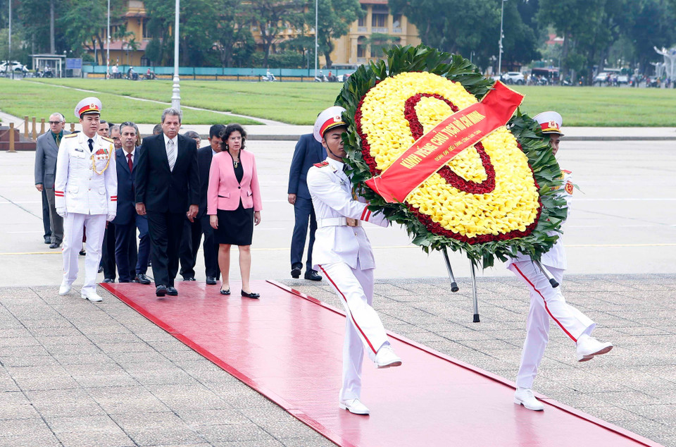 Delegación de Cuba coloca una ofrenda floral en el Mausoleo de Ho Chi Minh, en Hanoi. (Fuente: VNA)