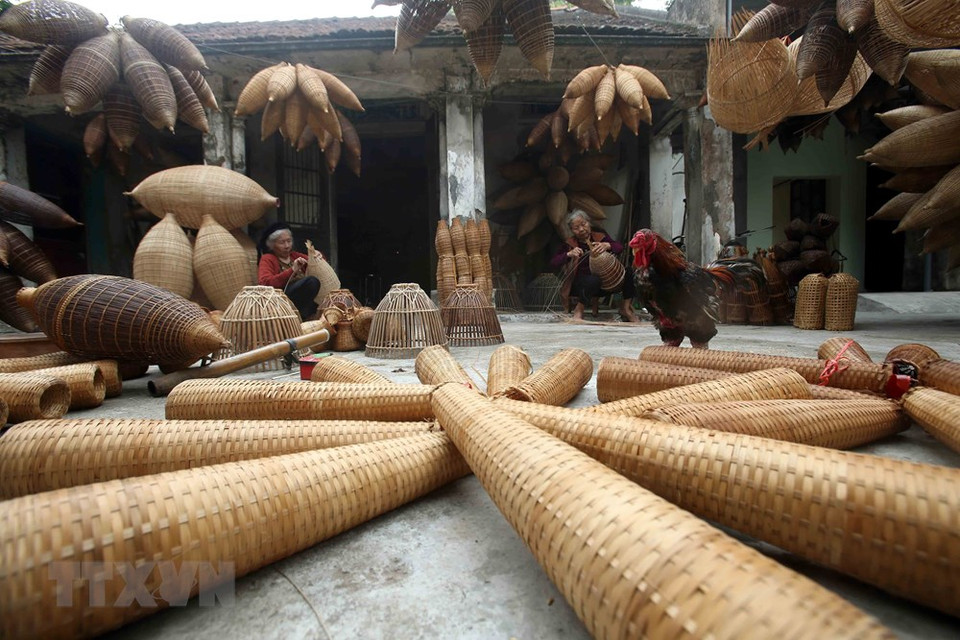 La materia prima es principalmente bambú (Foto: VNA)