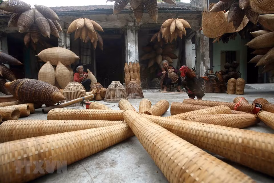 La materia prima es principalmente bambú (Foto: VNA)