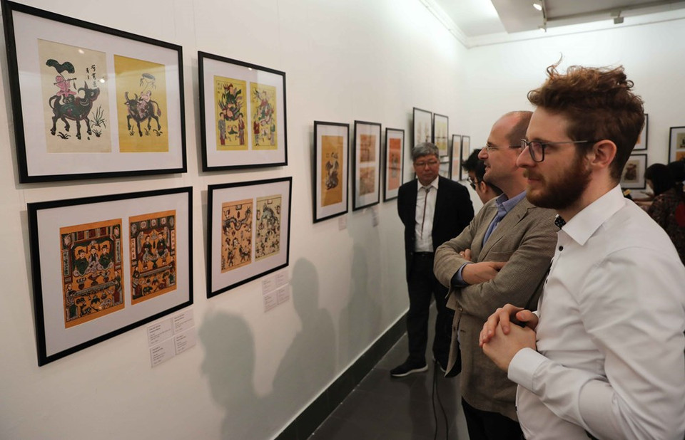 Las pinturas de Dong Ho presentan imágenes tradicionales como gallos, gallinas, cerdos, bebés, héroes nacionales o figuras legendarias, que muestran los deseos de longevidad, felicidad, prosperidad y éxito. (Fuente: VNA)