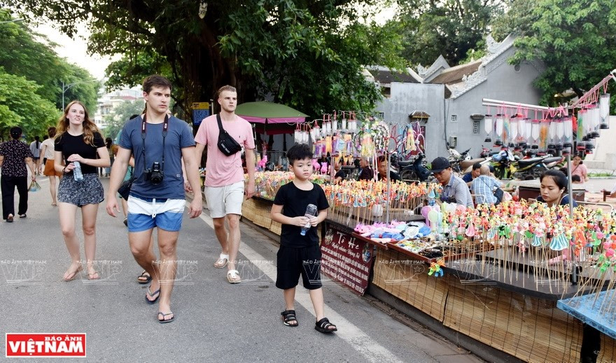 Las figuras To He se venden en la calle peatonal en Ho Hoan Kiem, en el casco antiguo de Hanoi. (Foto: VNA)