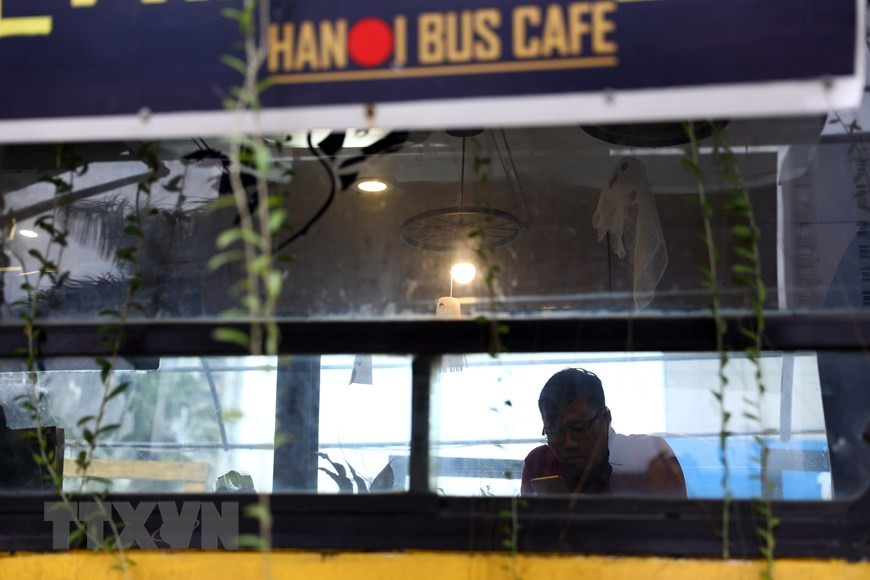 La cafetería del autobús ofrece a los clientes un ambiente ecológico para disfrutar de sus bebidas (Foto: VNA) 