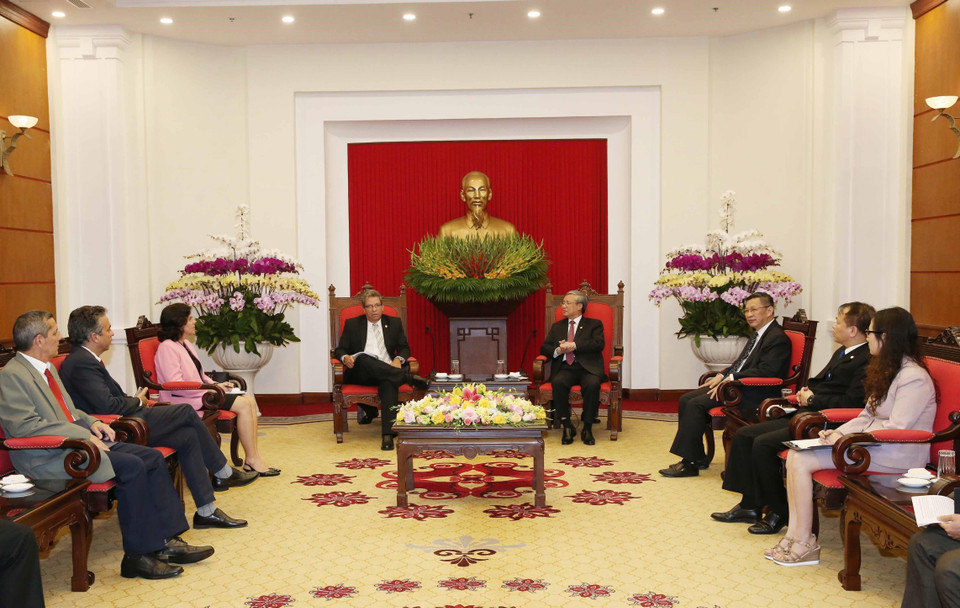 El miembro del Buró Político y permanente del Secretariado del Partido Comunista de Vietnam, Tran Quoc Vuong (D), recibe a Víctor Gaute López (I), miembro del Secretariado del Comité Central del Partido Comunista de Cuba y jefe de su Departamento Ideológico (Fuente: VNA) 