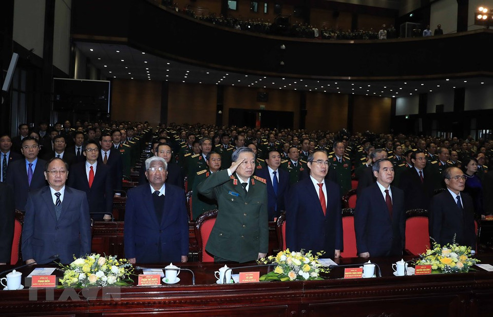 Los delegados realizaron la ceremonia de izado de la bandera (Foto: VNA)