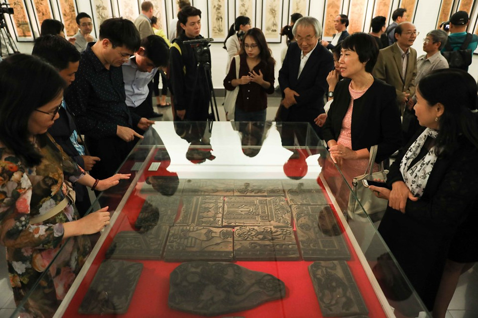 Las pinturas populares de Dong Ho están impresas de bloques de madera que se exhiben en la exposición. (Fuente: VNA) 