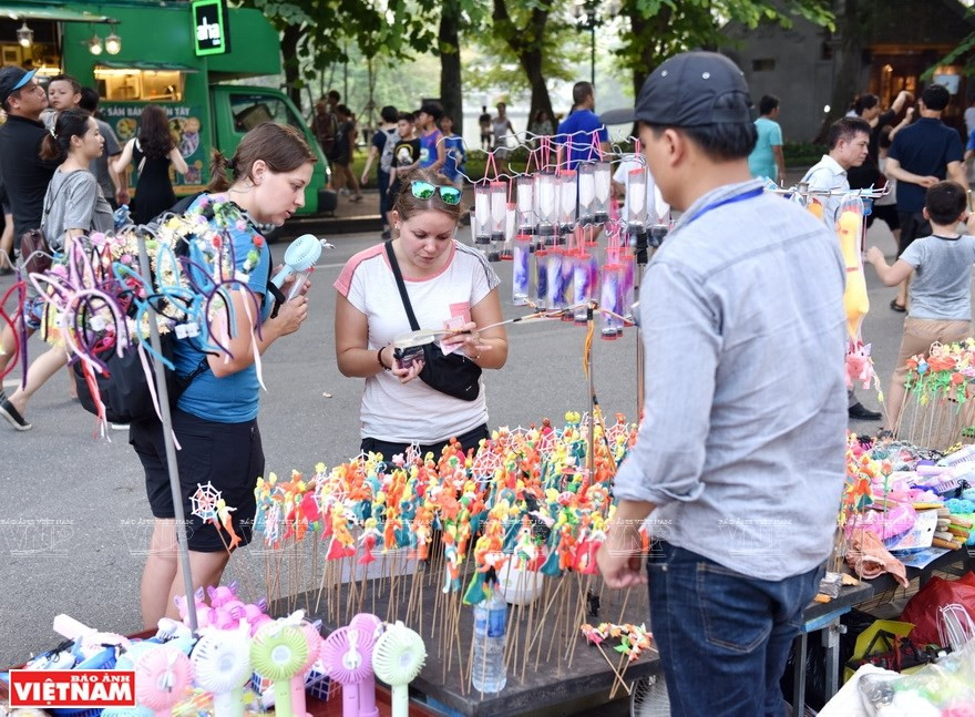 Los coloridos juguetes atraen a visitantes extranjeros. (Foto: VNA)