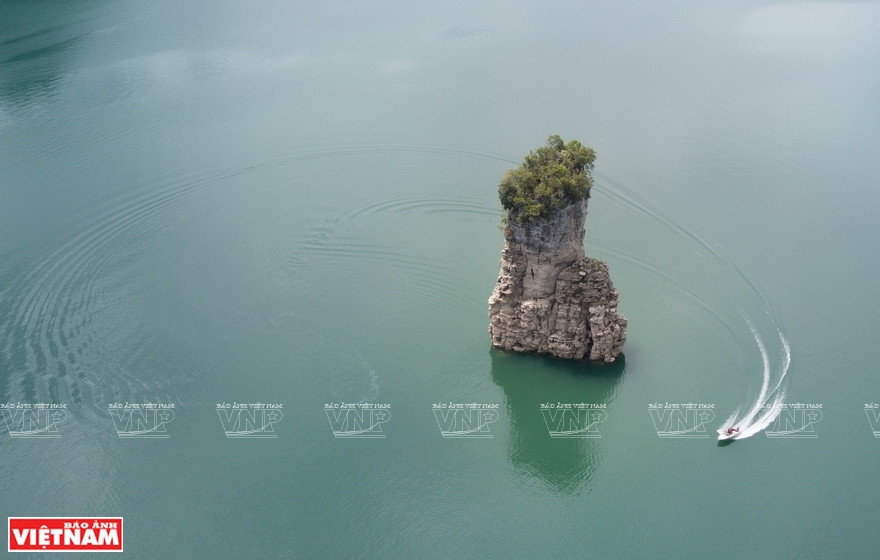 La montaña de Coc Vai Pha, en medio del lago, es un símbolo de su belleza. (Fuente: VNA)