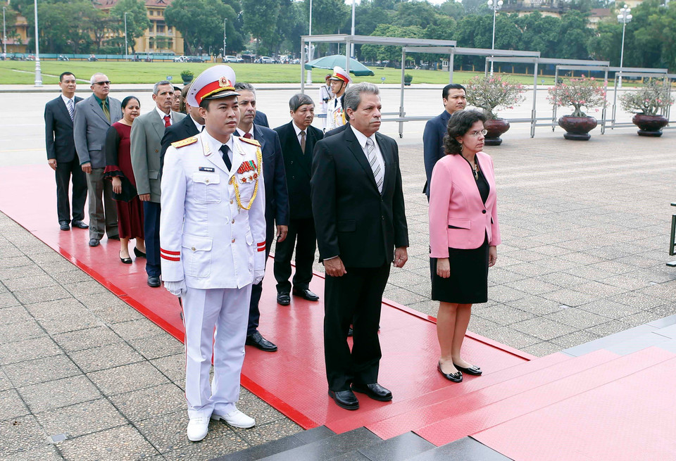 Delegación de Cuba coloca una ofrenda floral en el Mausoleo de Ho Chi Minh, en Hanoi. (Fuente: VNA)