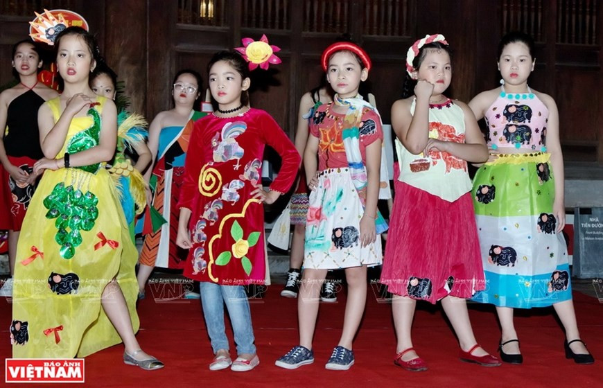 Las pinturas de Dong Ho han inspirado a muchos diseñadores de ao dai, traje tradicional. (Fuente: VNA) 