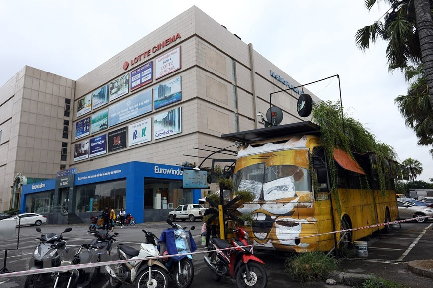 La cafetería del autobús ofrece a los clientes un ambiente ecológico para disfrutar de sus bebidas (Foto: VNA) 