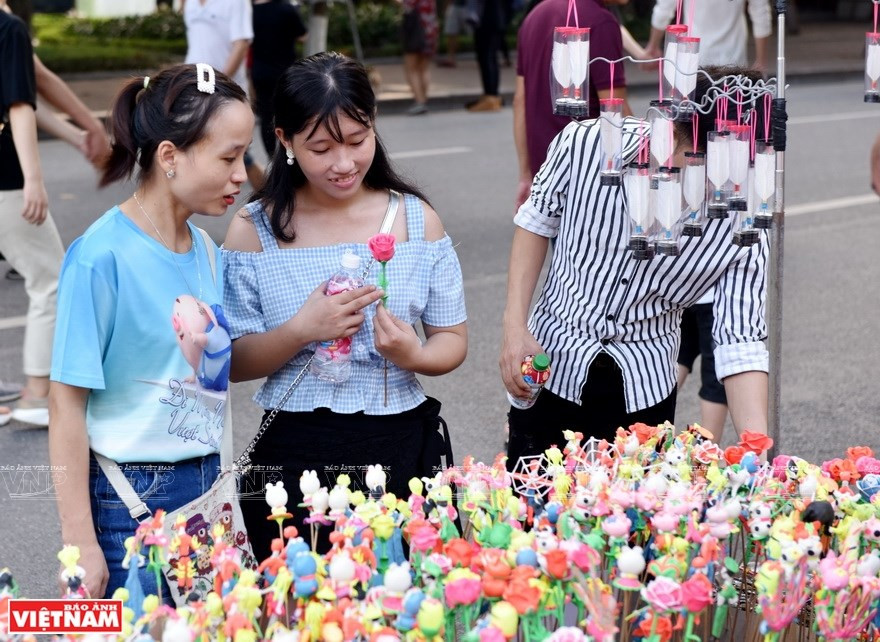 Los coloridos juguetes atraen a los jóvenes. (Foto: VNA)