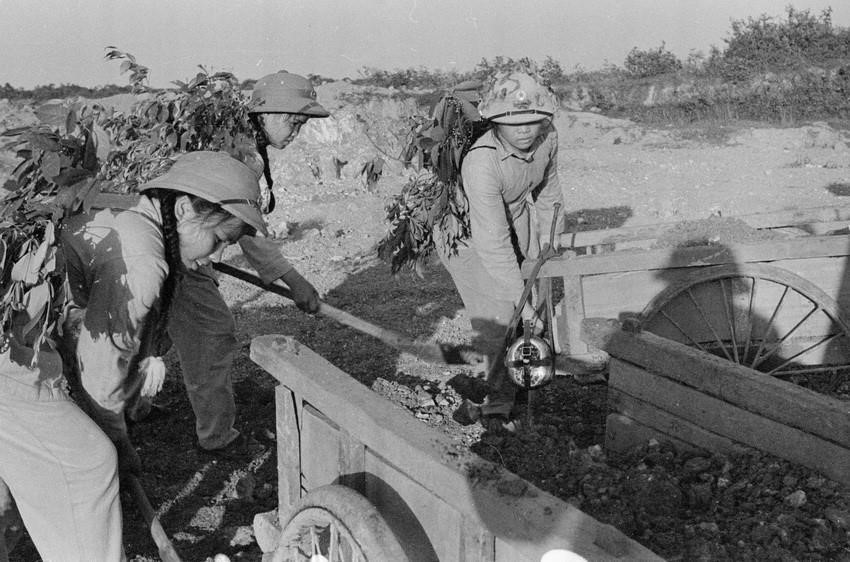 Voluntarias trabajan para garantizar el tráfico en la encrucijada Dong Loc, en Ha Tinh. (Fuente: VNA)