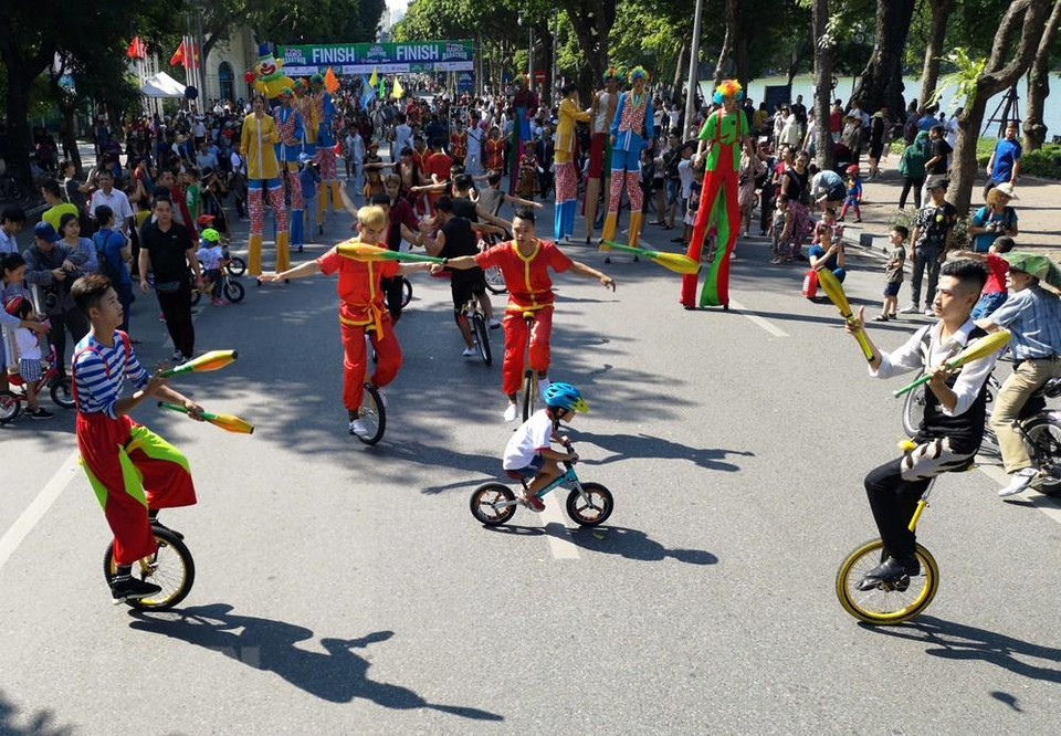Artistas presentan en las calles en el antiguo casco de Hanoi. (Fuente: VNA)