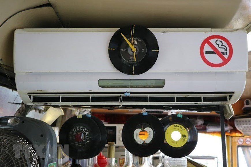 Los discos de música antiguos se convierten en relojes (Foto: VNA)