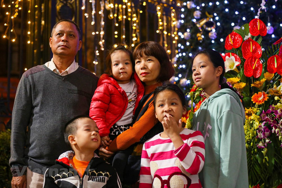 En la Nochebuena, decenas de miles de residentes capitalinos acudieron a las iglesias en el centro de Hanoi. (Foto: Vietnam +)