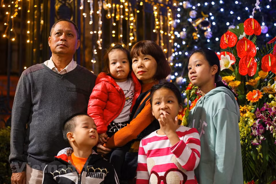 En la Nochebuena, decenas de miles de residentes capitalinos acudieron a las iglesias en el centro de Hanoi. (Foto: Vietnam +)