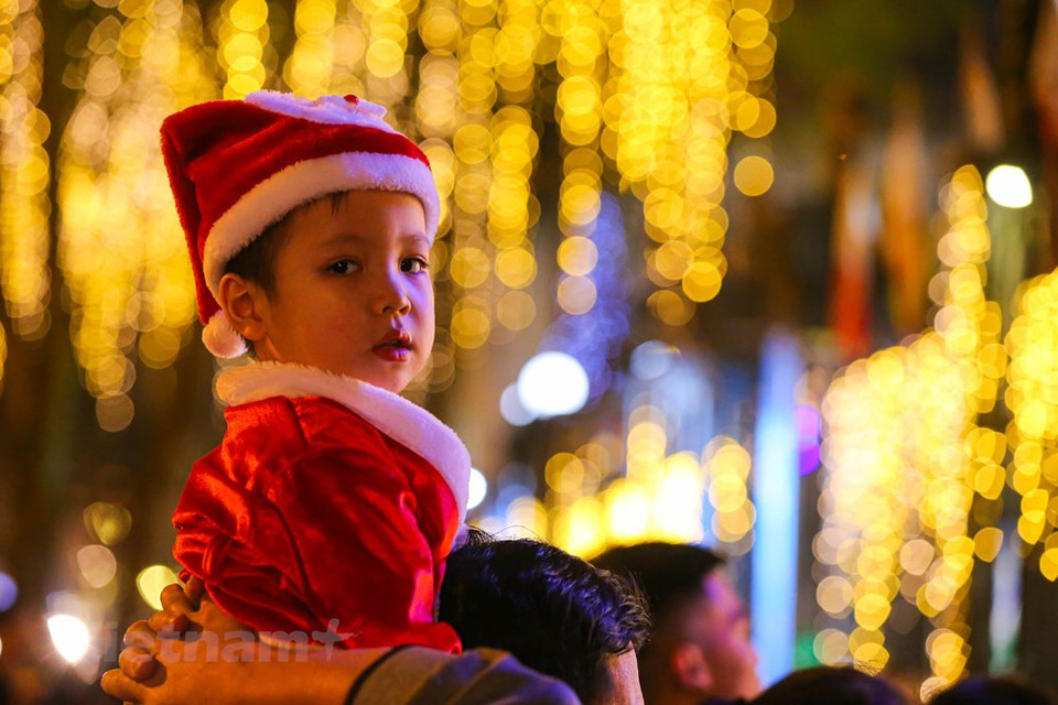 En el área de la Catedral de Hanoi, numerosas personas acuden a la misa en la Nochebuena. (Foto: Vietnam +)