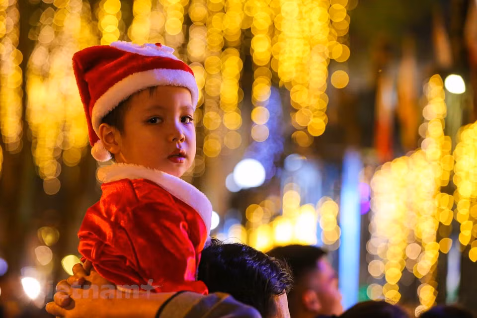 En el área de la Catedral de Hanoi, numerosas personas acuden a la misa en la Nochebuena. (Foto: Vietnam +)