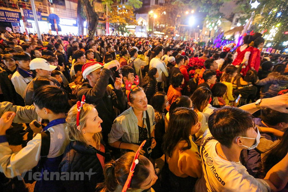 En la Nochebuena, decenas de miles de residentes capitalinos acudieron a las iglesias en el centro de Hanoi. (Foto: Vietnam +)