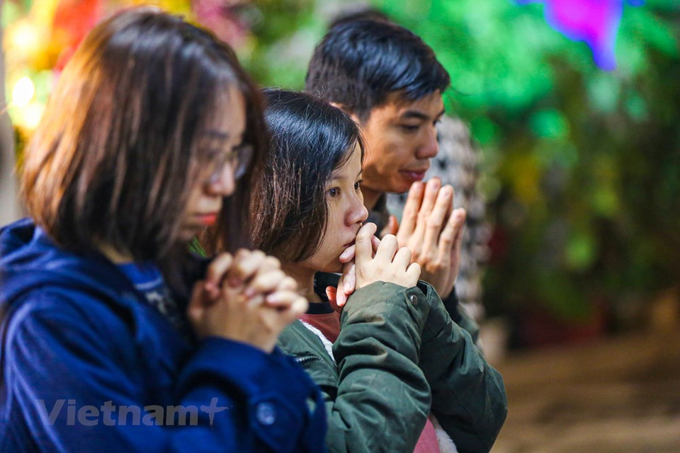 En el área de la Catedral de Hanoi, numerosas personas acuden a la misa en la Nochebuena. (Foto: Vietnam +)