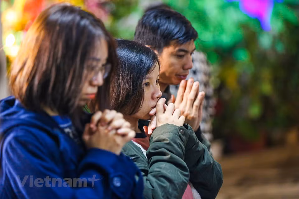 En el área de la Catedral de Hanoi, numerosas personas acuden a la misa en la Nochebuena. (Foto: Vietnam +)