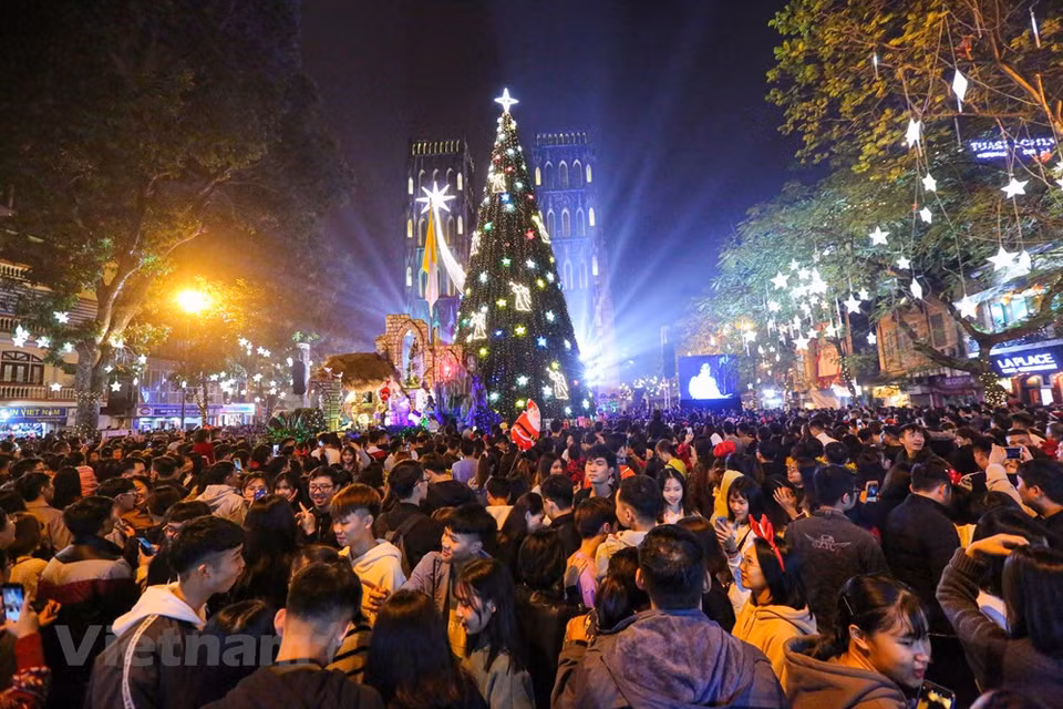 En la Nochebuena, decenas de miles de residentes capitalinos acudieron a las iglesias en el centro de Hanoi. (Foto: Vietnam +)