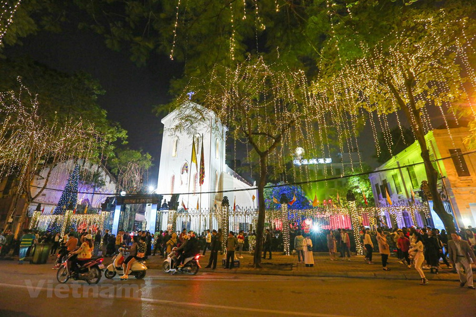 En el área de la Catedral de Hanoi, numerosas personas acuden a la misa en la Nochebuena. (Foto: Vietnam +)