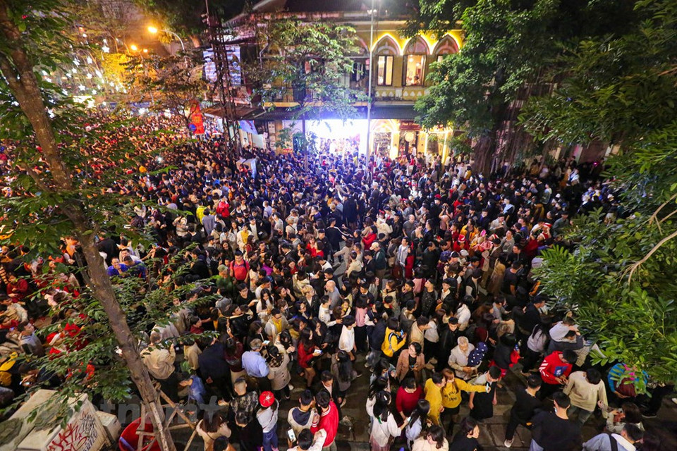 En la Nochebuena, decenas de miles de residentes capitalinos acudieron a las iglesias en el centro de Hanoi. (Foto: Vietnam +)