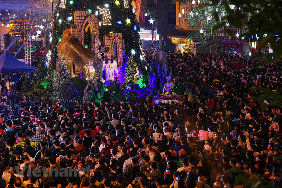En la Nochebuena, decenas de miles de residentes capitalinos acudieron a las iglesias en el centro de Hanoi. (Foto: Vietnam +)