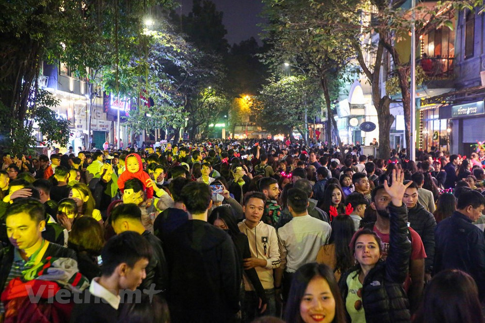 En la Nochebuena, decenas de miles de residentes capitalinos acudieron a las iglesias en el centro de Hanoi. (Foto: Vietnam +)