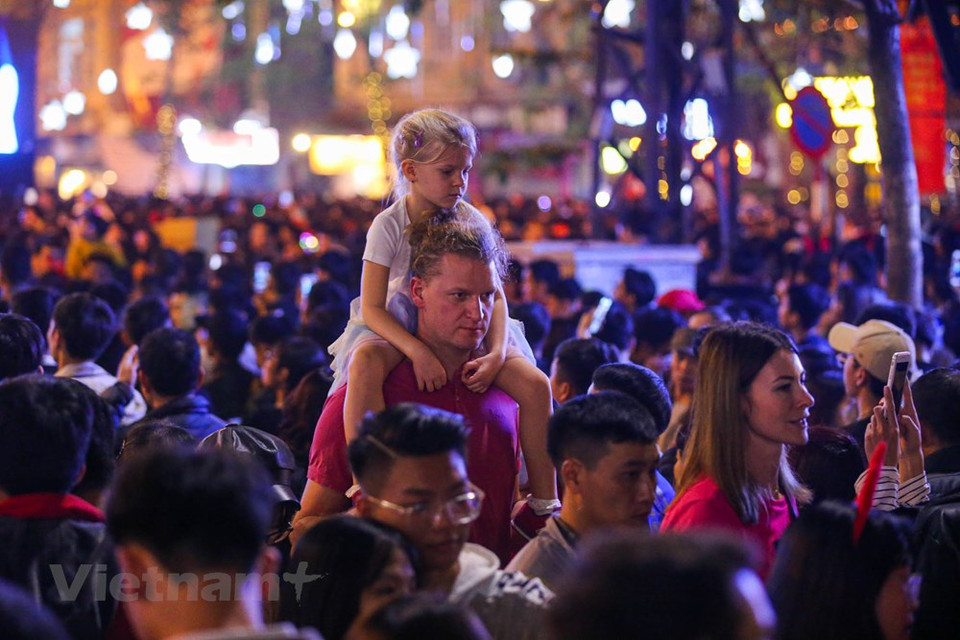 En el área de la Catedral de Hanoi, numerosas personas acuden a la misa en la Nochebuena. (Foto: Vietnam +)