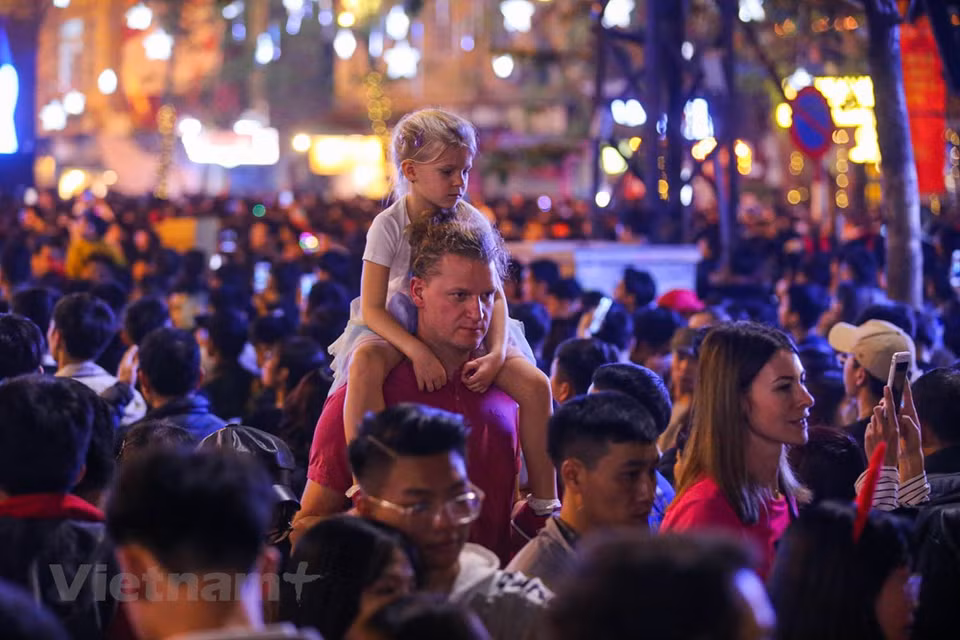 En el área de la Catedral de Hanoi, numerosas personas acuden a la misa en la Nochebuena. (Foto: Vietnam +)