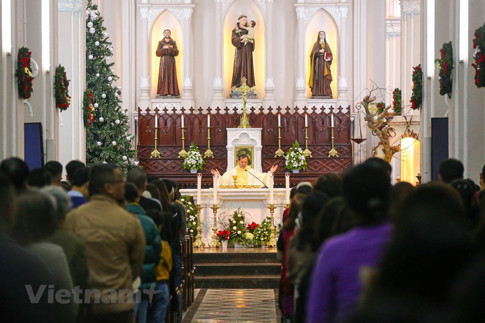 En el área de la Catedral de Hanoi, numerosas personas acuden a la misa en la Nochebuena. (Foto: Vietnam +)